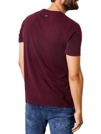 T-Shirt Uomo con Stampa rosso-azzurro indossata